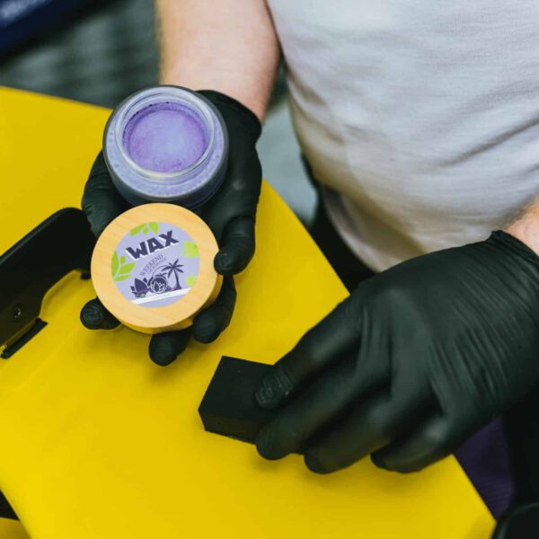 Anwendung von Nanolex Wax Premium Carnaubawachs auf Fahrzeuglack für optimalen Hochglanz, Tiefenwirkung und dauerhaften Schutz