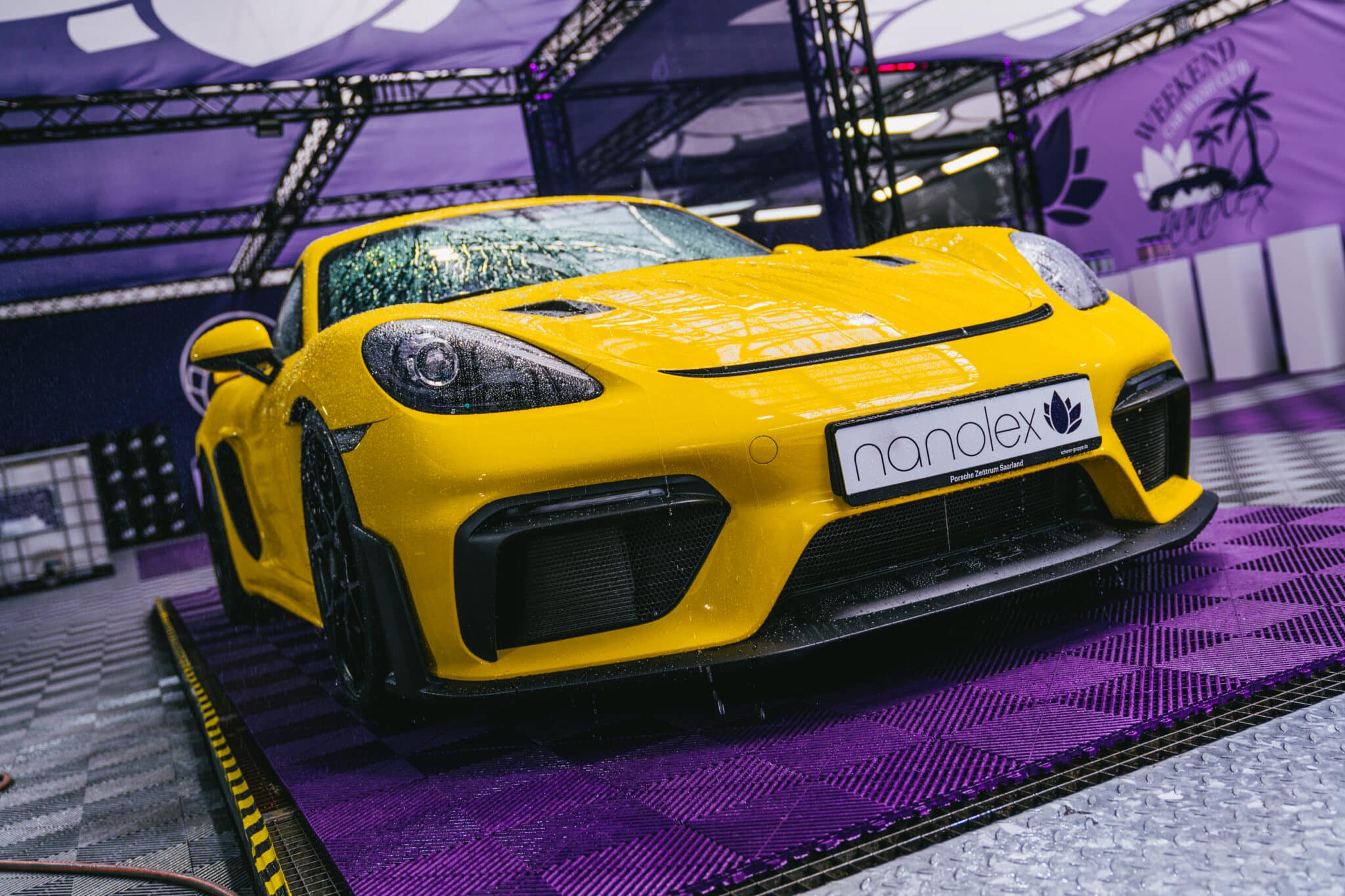 Nanolex Spray Wax Anwendung auf gelbem Porsche – Wasserperlen-Effekt durch Premium Lackversiegelung